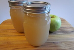 It's apple harvesting season, and I will show you how to make your very own pectin from apple scraps (so perfect if you're already baking with apples!).