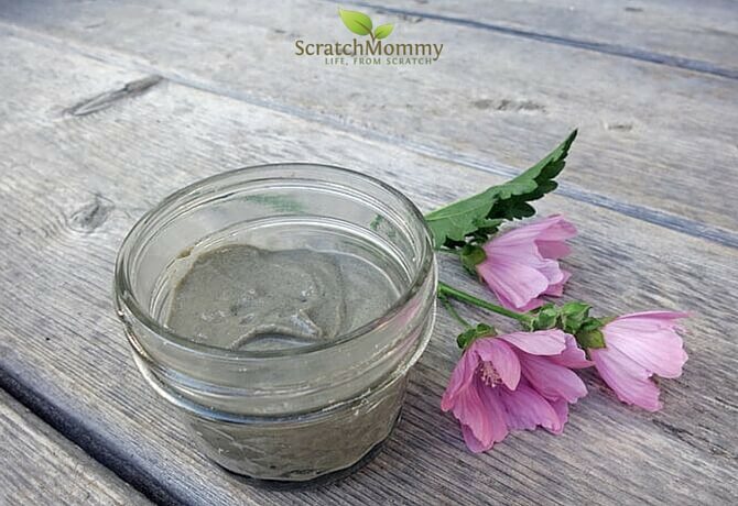Come snag our DIY Poison Ivy Lotion (draw out toxins, dry up the rash, and soothe your itchy skin)!- Scratch Mommy